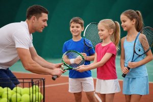 Школа тенниса для детей: особенности обучения, польза спорта и роль специализированных центров