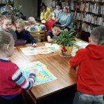 Дети рисуют в библиотеке