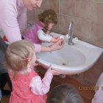 Дети с воспитателем учат куклу умываться и мыть руки
