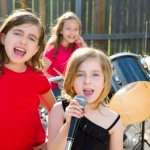 Diagnostics of children&#39;s musical abilities - girls sing
