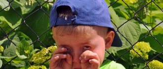 Ребенок может демонстрировать нежелание идти в сад плачем